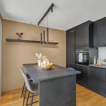 Appartement Sea-kissed Elegance: Your City Retreat *