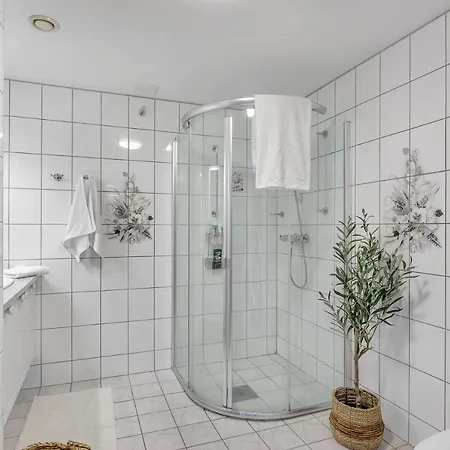 Appartement Sea-kissed Elegance: Your City Retreat