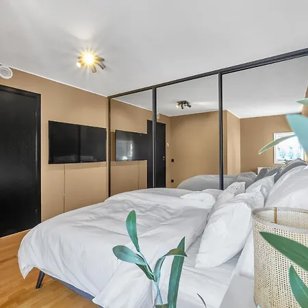 דירה Sea-kissed Elegance: Your City Retreat *