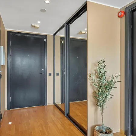 Sea-kissed Elegance: Your City Retreat דירה *