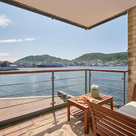 Sea-kissed Elegance: Your City Retreat Апартаменты