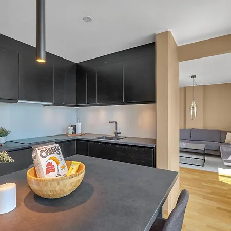 Sea-kissed Elegance: Your City Retreat דירה *
